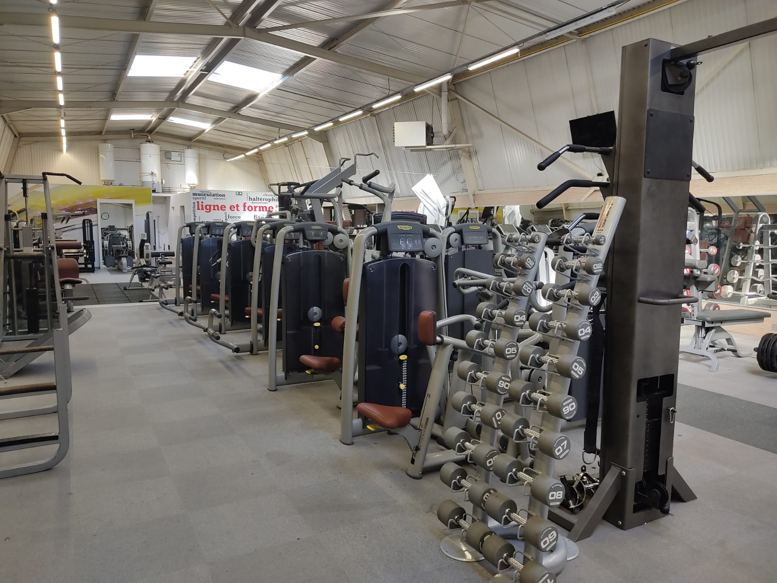 Espace musculation : machines guidées et rack d'haltères CHMFS Senlis