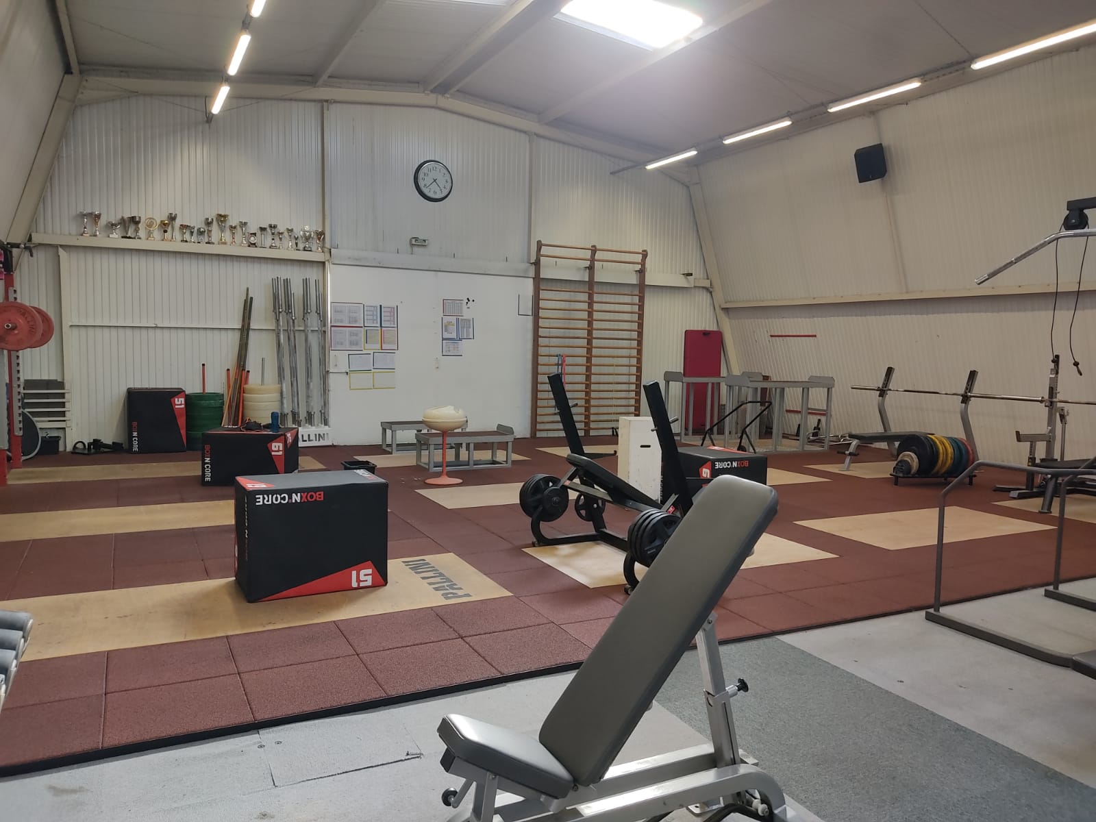 Salle d'haltérophilie avec trophées